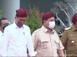 Makna di Balik Jokowi dan Prabowo Kompak Pakai Blangkon Merah Khas Madura