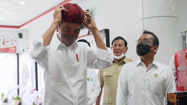 Jokowi dan Prabowo belanja Odheng Madura di stan kerajinan tangan di ruang tunggu Bandara Trunojoyo, Sumenep.