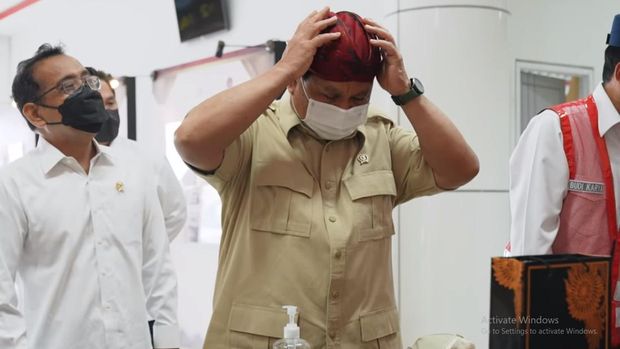 Jokowi dan Prabowo belanja Odheng Madura di stan kerajinan tangan di ruang tunggu Bandara Trunojoyo, Sumenep.