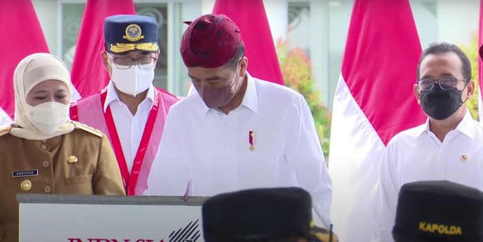 jokowi di sumenep resmikan bandara trunojoyo