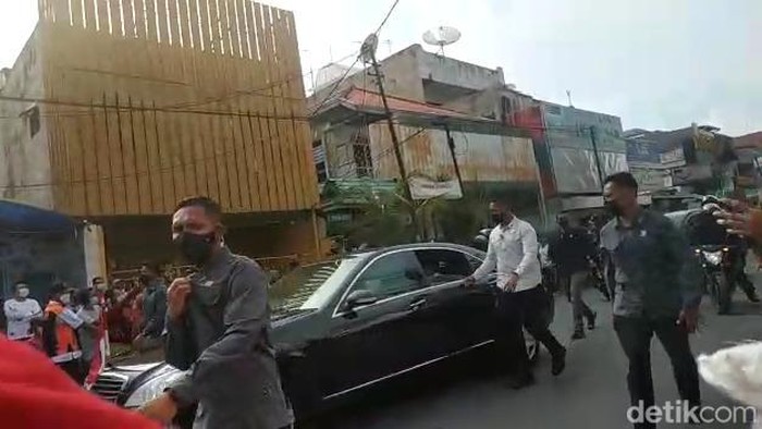 Jokowi menyapa warga saat di Surabaya