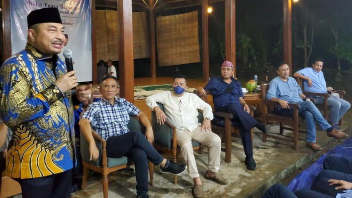 Guna menjaga keharmonisan sesama kader Partai Demokrat, para pengurus harian DPP Partai Demokrat menggelar  pertemuan yang dikemas dengan silaturahmi sekaligus buka bersama di kediaman Wakil Ketua Umum Partai Demokrat Benny K Harman.