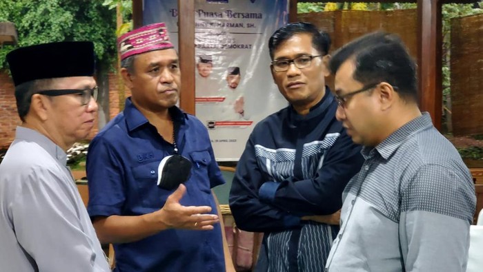 Kala Punggawa Demokrat Bicara Wacana Tiga Periode Guna menjaga keharmonisan sesama kader Partai Demokrat, para pengurus harian DPP Partai Demokrat menggelar pertemuan yang dikemas dengan silaturahmi sekaligus buka bersama di kediaman Wakil Ketua Umum Partai Demokrat Benny K Harman.