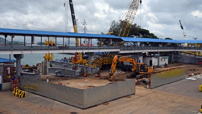 Sejumlah pekerja menyelesaikan proyek peningkatan kapasitas Dermaga I Pelabuhan Merak di Merak, Cilegon, Banten, Rabu (20/4/2022). PT ASDP Merak meningkatkan kapasitas muat Dermaga I Pelabuhan Merak dari 35 ton menjadi 60 ton serta melebarkan area sandar kapal dari delapan meter menjadi 12,5 meter. ANTARA FOTO/Asep Fathulrahman/wsj.