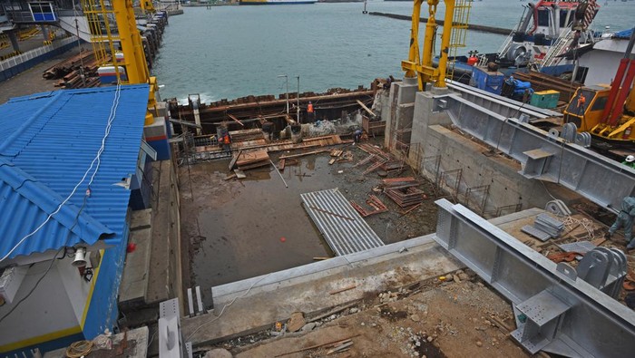 Sejumlah pekerja menyelesaikan proyek peningkatan kapasitas Dermaga I Pelabuhan Merak di Merak, Cilegon, Banten, Rabu (20/4/2022). PT ASDP Merak meningkatkan kapasitas muat Dermaga I Pelabuhan Merak dari 35 ton menjadi 60 ton serta melebarkan area sandar kapal dari delapan meter menjadi 12,5 meter. ANTARA FOTO/Asep Fathulrahman/wsj.