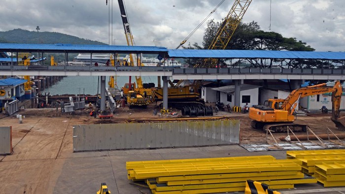 Sejumlah pekerja menyelesaikan proyek peningkatan kapasitas Dermaga I Pelabuhan Merak di Merak, Cilegon, Banten, Rabu (20/4/2022). PT ASDP Merak meningkatkan kapasitas muat Dermaga I Pelabuhan Merak dari 35 ton menjadi 60 ton serta melebarkan area sandar kapal dari delapan meter menjadi 12,5 meter. ANTARA FOTO/Asep Fathulrahman/wsj.