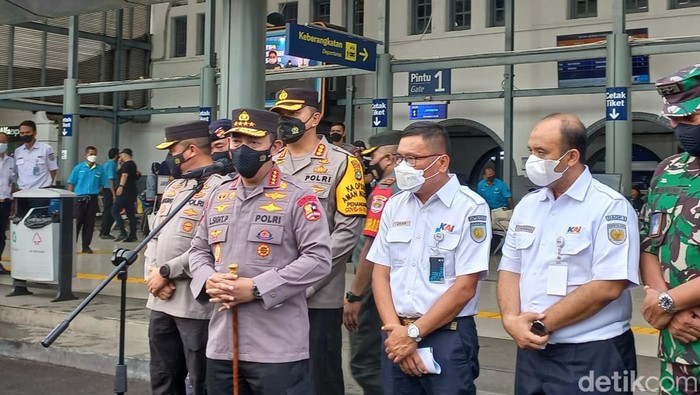 Kapolri Jenderal Listyo Sigit Prabowo saa meninjau Stasiun Pasar Senen