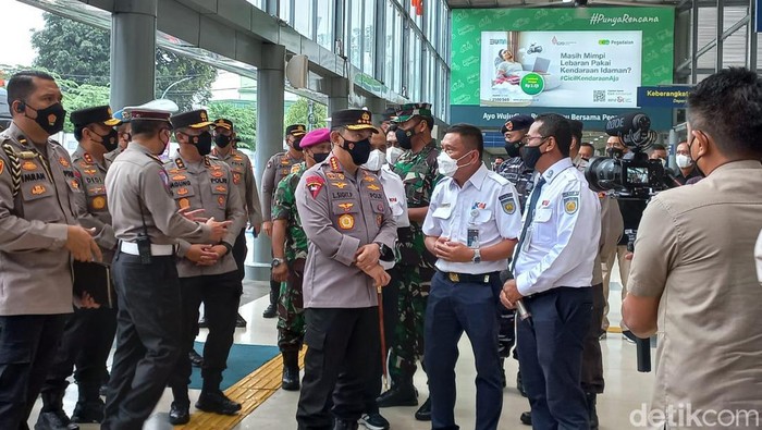 Kapolri tinjau Stasiun Pasar Senen (Anggi Muliawati/detikcom)
