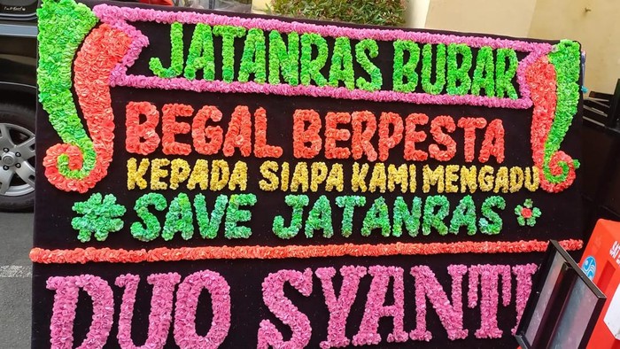 karangan bunga yang menyatakan tidak setuju Jatanras Makassar dibubarkan (Dok. Istimewa)