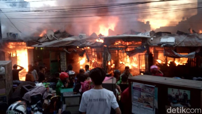 Kebakaran asrama polisi di Makassar berhasil dipadamkan. Sebanyak 36 petak rumah di asrama tersebut ludes terbakar (detikSulsel/Muh Agus Ishak)