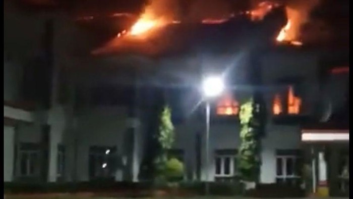 Kebakaran di Kantor Bupati Halmahera Selatan, Maluku Utara.