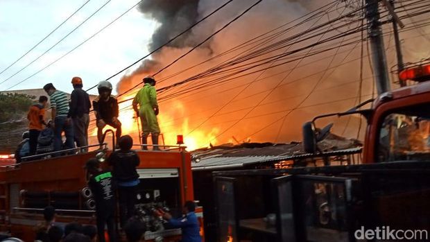 Kebakaran Makassar melanda asrama polisi di Jalan VBeteran Utara (detikSulsel/Muh Ishak Agus)
