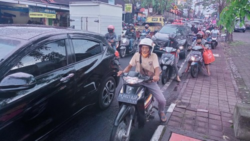 Kendaraan roda dua dan empat terjebak macet di Jalan Raya Bangsal, Dalung, Kuta Utara, Kabupaten Badung, Rabu (20/4/2022) sore.