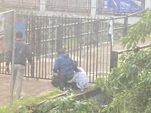 Kereta rel listrik (KRL) mengalami tabrakan dengan sebuah mobil di perlintasan kereta Citayam-Depok (Instagram @raditiahs)
