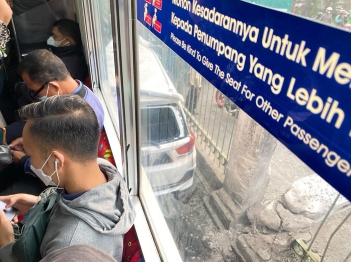 Kereta rel listrik (KRL) mengalami tabrakan dengan sebuah mobil di perlintasan kereta Citayam-Depok (Instagram @raditiahs)