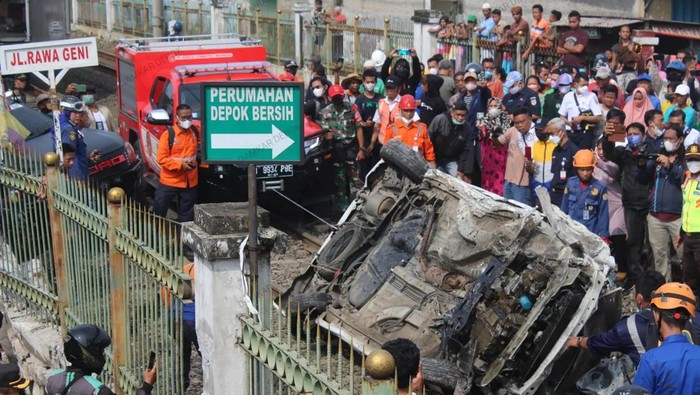 KRL mengalami tabrakan dengan sebuah mobil di perlintasan kereta Citayam-Depok. Begini momen evakuasinya (IG @damkar_depok)