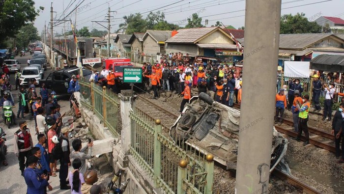 KRL mengalami tabrakan dengan sebuah mobil di perlintasan kereta Citayam-Depok. Begini momen evakuasinya (IG @damkar_depok)