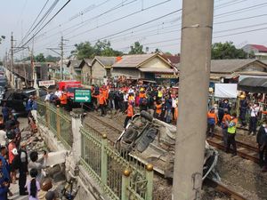 KAI Mau Tuntut Sopir Mobil Tertabrak KRL, Komisi V DPR Sarankan Kekeluargaan