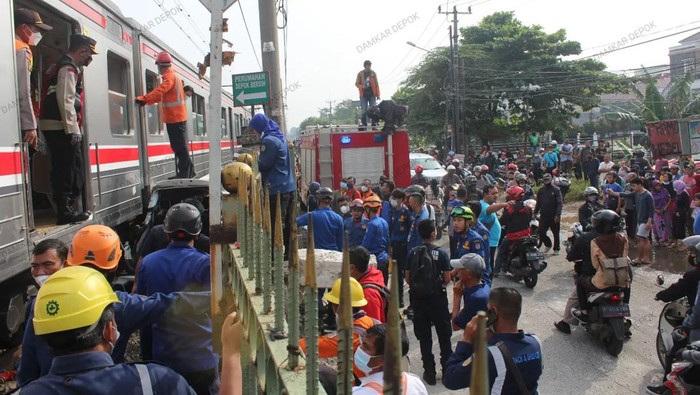 KRL mengalami tabrakan dengan sebuah mobil di perlintasan kereta Citayam-Depok. Begini momen evakuasinya (IG @damkar_depok)