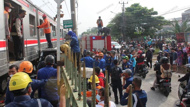 KRL mengalami tabrakan dengan sebuah mobil di perlintasan kereta Citayam-Depok. Begini momen evakuasinya (IG @damkar_depok) KRL mengalami tabrakan dengan sebuah mobil di perlintasan kereta Citayam-Depok. Begini momen evakuasinya (IG @damkar_depok)