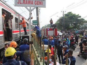 Buntut Kecelakaan KRL, KAI Minta Pengemudi Mobil Tanggung Jawab