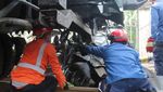 Potret Momen Evakuasi Mobil Tertabrak KRL di Depok