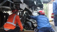 Pukul 09.50 WIB mobil baru bisa dikeluarkan dari jalur perlintasan kereta api (IG @damkar_depok)