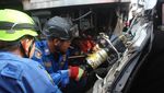 Potret Momen Evakuasi Mobil Tertabrak KRL di Depok