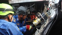 Stasiun Citayam dan Depok Lama. Petugas pemadam kebakaran mulai mengevakuasi mobil yang terjepit badan kereta (IG @damkar_depok)