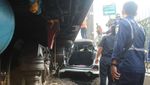 Potret Momen Evakuasi Mobil Tertabrak KRL di Depok