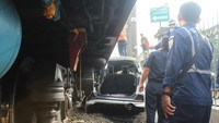 Mobil tertabrak kereta di jalur hilir stasiun Citayam-Depok. (IG @damkar_depok)