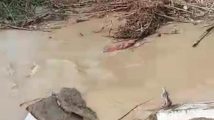 Kuburan di TPU Simalingkar Medan amblas