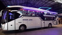 Dari segi eksterior, bus ini tampil minimalis dengan kelir putih polos dan konsep kaca depan tunggal (single glass). Foto: Screenshot Youtube Laksanabus