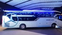 Jika dilihat dari livery-nya, tentu sudah jelas jika suites combi bus ini dioperasikan pertama kali oleh PO Sinar Jaya. Perusahaan Otobus yang bermarkas di Cibitung, Bekasi itu, memang diketahui menjadi salah satu pelanggan setia Laksana. Foto: Screenshot Youtube Laksanabus