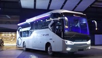 Bus ini menggabungkan tempat duduk penumpang konvensional dengan tempat duduk ala sleeper bus dengan konfigurasi 2+1.  Foto: Screenshot Youtube Laksanabus