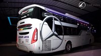 Di kedua sisi bodi terdapat tulisan Sinar Jaya dan di bodi samping belakangnya disematkan logo Mercedes-Benz berukuran besar. Di bodi belakang terdapat garis warna-warna yang merupakan ciri khas dari PO Sinar Jaya. Foto: Screenshot Youtube Laksanabus