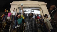 Satu orang tewas dan 10 orang lainnya terluka dalam unjukrasa menolak kenaikan harga BBM.