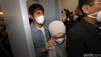 Mereka ditemani oleh kuasa hukumnya, Sandy Arifin dan Toddy Laga Buana. Foto: Noel/detikhot