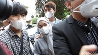 Rabu (20/4/2022), Rizky Billar dan Lesti Kejora tiba pukul 14.35 WIB.  Foto: Noel/detikhot