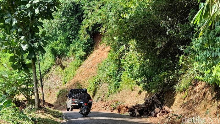 Akses jalan kabupaten penghubung Desa Baginda, Desa Citengah dan Desa Cipancar di Kecamatan Sumedang Selatan yang sebelumnya tertutup longsor, kini sudah dapat dilalui kendaraan.
