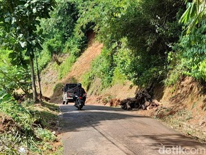 Sempat Tertutup Longsor, Akses Jalan Citengah Sumedang Sudah Bisa Dilalui
