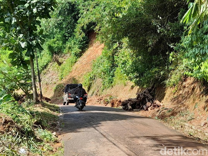 Akses jalan kabupaten penghubung Desa Baginda, Desa Citengah dan Desa Cipancar di Kecamatan Sumedang Selatan yang sebelumnya tertutup longsor, kini sudah dapat dilalui kendaraan.