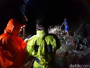Longsor Tutup Akses Jalan Citengah Sumedang