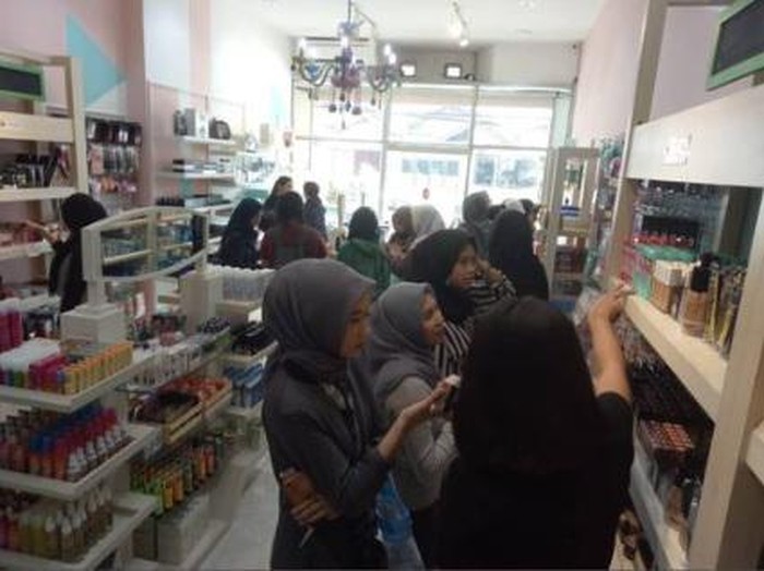 Makeupuccino, pusat skincare dan makeup di Bandung.