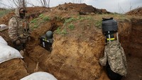 Rudal anti-tank Javelin menjadi salah satu senjata andalan Ukraina dalam perang melawan Rusia. Senjata ini dapat menghancurkan tank dari jarak jauh. Rudal anti-tank Javelin pun dapat dioperasikan dalam kendaraan taktis maupun digendong oleh tentara untuk ditembakkan. (REUTERS/SERHII NUZHNENKO).