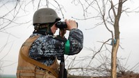 Sementara itu, belum lama ini Presiden Ukraina Volodymyr Zelenskyy menyebut di Telegram bahwa pasukan Rusia telah memulai serangan ke Donbas yang disebutnya telah dipersiapkan Rusia sejak lama. (REUTERS/SERHII NUZHNENKO).