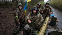 Sementara itu, ketika ditanya berulang kali apakah Rusia berencana untuk menggunakan senjata nuklir di Ukraina, Lavrov mengatakan tuduhan itu datang dari pihak Ukraina dan khususnya Presiden Ukraina Volodymyr Zelensky. Rusia, katanya, secara historis menentang penggunaan senjata nuklir. (Press service of the Ukrainian Ground Forces/Handout via REUTERS).
