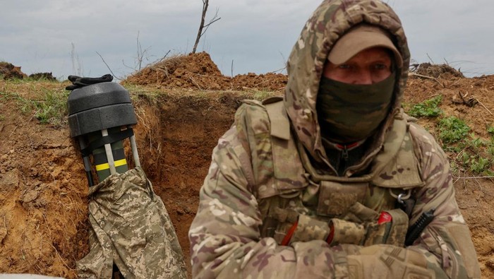 Perang antara Rusia dan Ukraina belum berakhir. Mengantisipasi serangan Rusia, rudal anti-tank Javelin pun disiagakan di wilayah timur Ukraina.