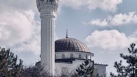 Beruntung roket yang ditembakkan tentara Rusia meleset dan meledak 700 meter dari lokasi masjid tersebut. Masjid kami masih utuh dan tidak rusak, ujar Ismail Hacioglu, Kepala Asosiasi Kanuni Masjid Sultan Suleyman. (Google Maps)