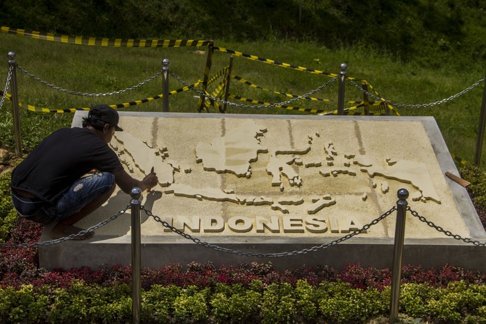 Pekerja menyelesaikan pembuatan prasasti bergambar peta Indonesia di titik nol kilometer Ibu Kota Negara (IKN) Nusantara di Kecamatan Sepaku, Kabupaten Penajam Paser Utara, Kalimantan Timur, Selasa (19/4/2022). Prasasti tersebut dibangun di atas tanah dan air dari 34 provinsi di Indonesia yang telah disatukan. ANTARA FOTO/Bayu Pratama S/wsj.